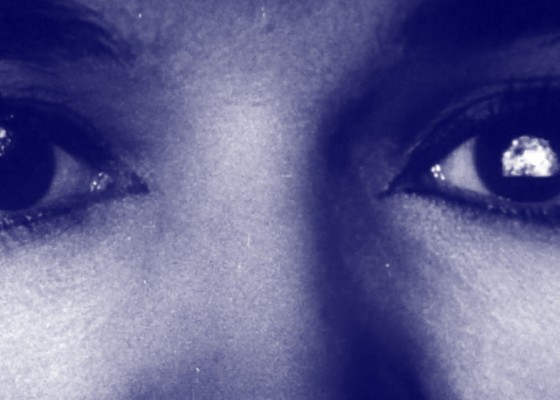 Zbliżenie na oczy głównej bohaterki - Luizy. | Close-up on the eyes of the main character - Luisa.