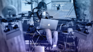 Grafika przedstawiająca kobietę podłączoną do podłączonych do sieci inteligentnych urządzeń. | A graphic showing a woman connected to networked smart devices.