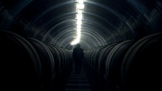 Zdjęcie ciemnego, podziemnego korytarza. | A photo of a dark underground corridor.