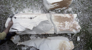 Rozbite bloki marmuru. | Broken marble blocks.