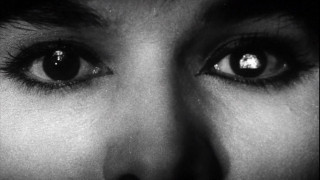 Zbliżenie na oczy głównej bohaterki - Luizy. | Close-up on the eyes of the main character - Luisa.