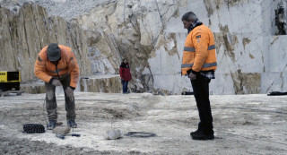 Męźczyźni w kamieniołomie, w trakcie wydobywania marmuru, przygotowujący dynamit. | Men in a quarry, mining marble, preparing dynamite.
