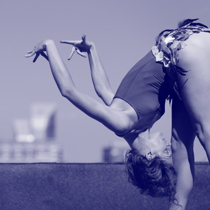 Zdjęcie przedstawia Natalie Iwaniec w pozie tanecznej | The photo shows Natalie Iwaniec in a dancing pose