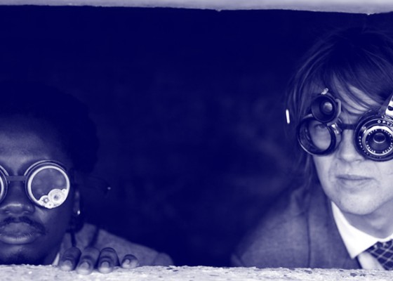 Portret dwóch bohaterów filmu - Sartre'a i Fanona - w opuszczonym budynku. | A portrait of two film heroes - Sartre and Fanon - in an abandoned building.