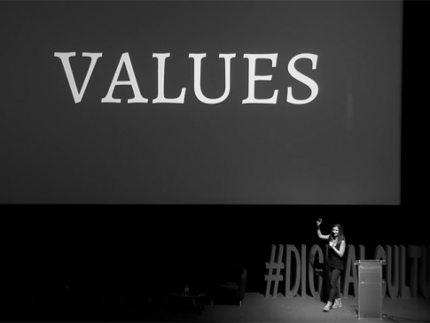 Prezentacja Sarah Newman konferencji Digital Cultures 2018 | Sarah Newman presentation during Digital Cultures 2018 conference