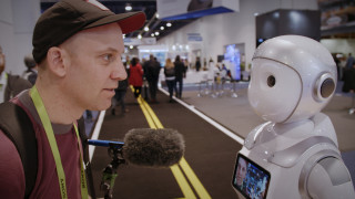 Portret reżysera rozmawiającego z robotem. | Portrait of a director talking to a robot.