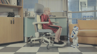 Starsza kobieta rozmawiająca z robotem. | Elderly woman talking to the robot.