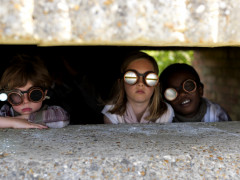 Portret dzieci w goglach, w opuszczonym budynku. | Portrait of children wearing goggles in an abandoned building.