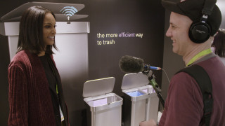 Zdjęcie z planu filmowego - reżyser przeprowadza wywiad dot. inteligentnych koszy na śmieci. | A photo from a movie set - the director conducts an interview on smart waste bins.