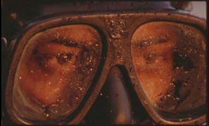 Zbliżenie na twarz rybaka w masce do nurkowania. | Close up of a fisherman's face wearing a diving mask.